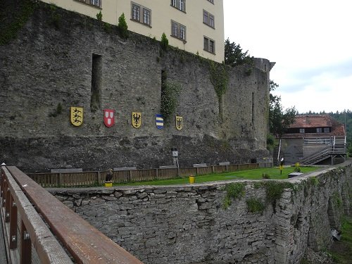 b3